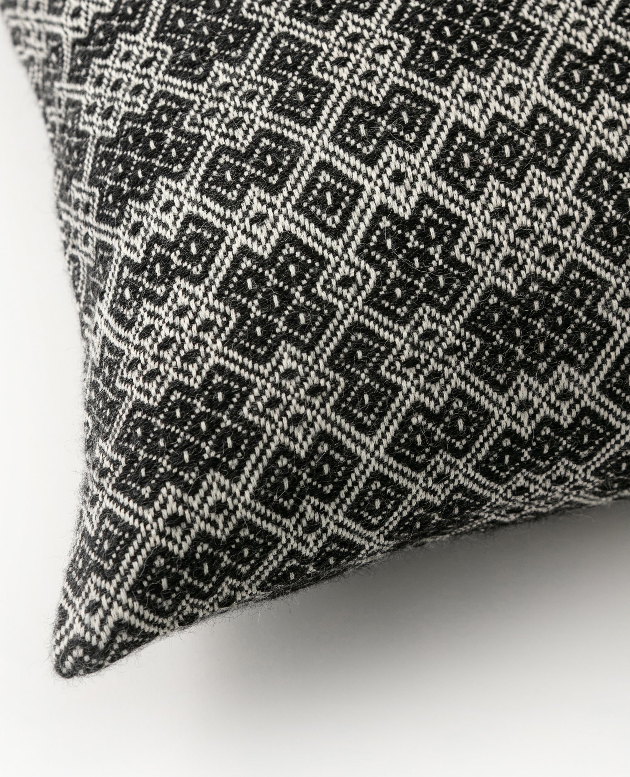 Vaeven Aro overshot cushion pillow close up