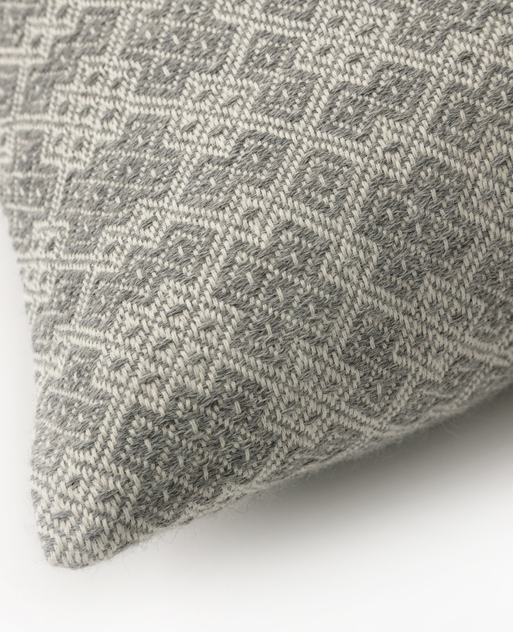 Aro overshot cushion detail