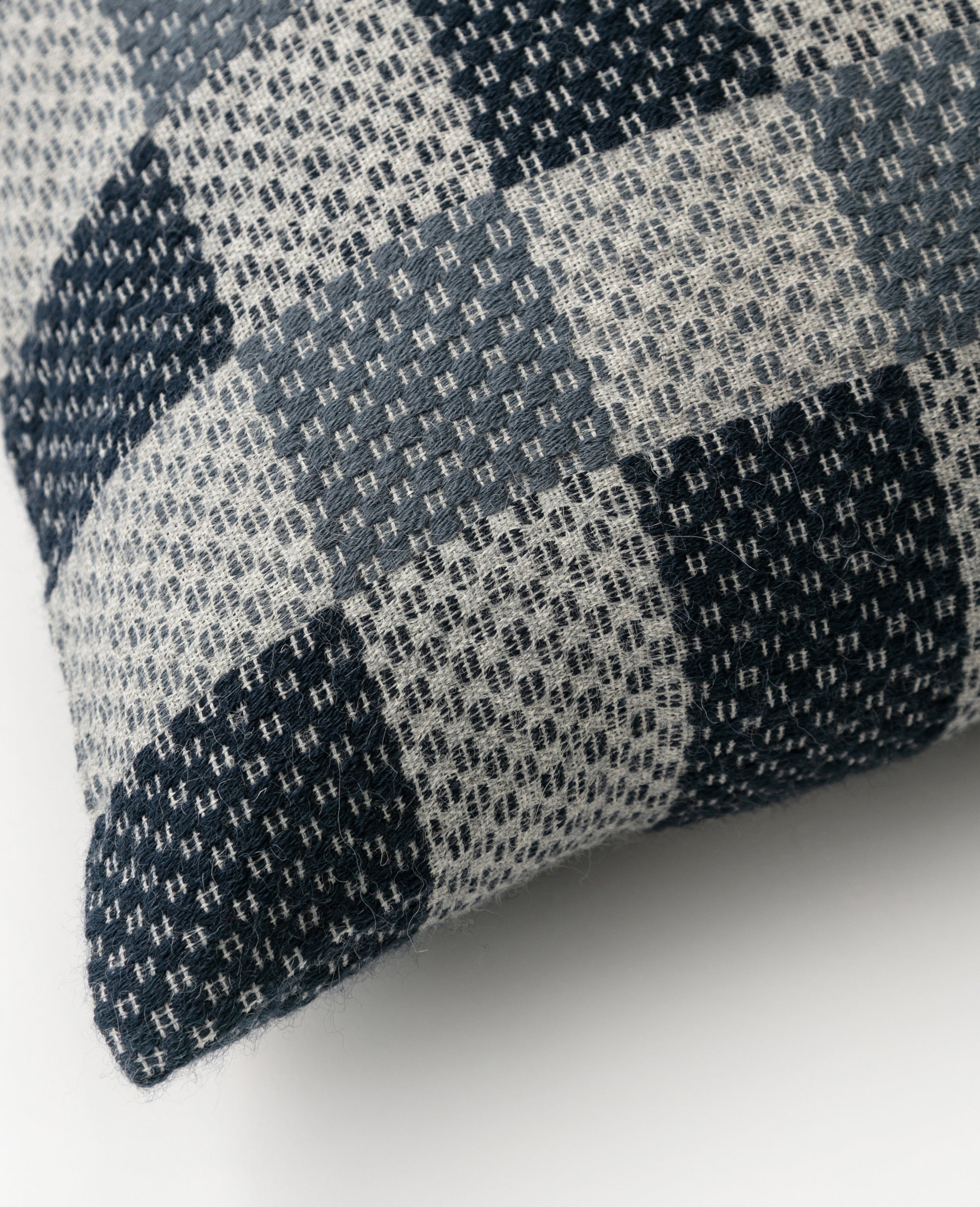Kin overshot cushion detail