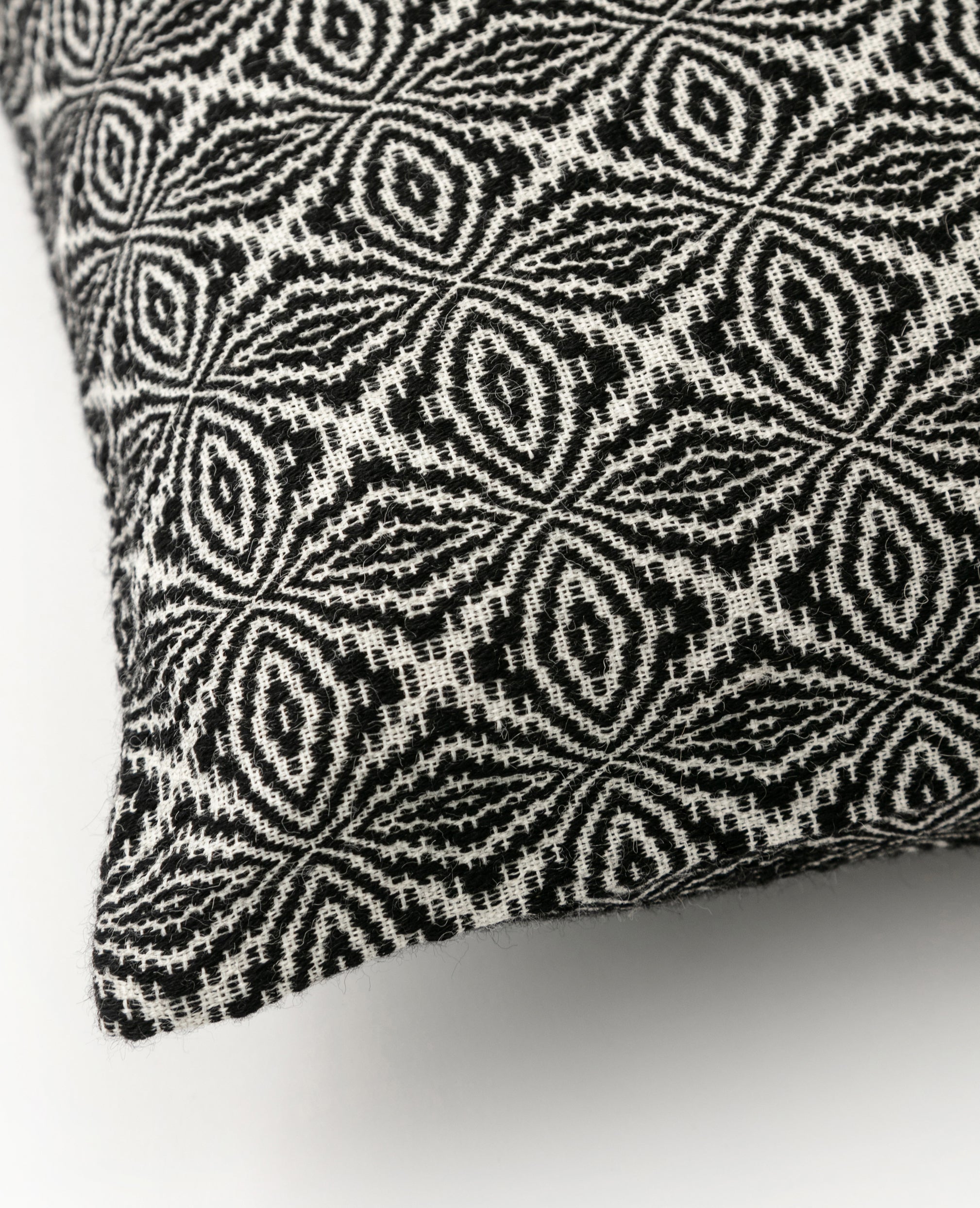 Rind overshot cushion detail