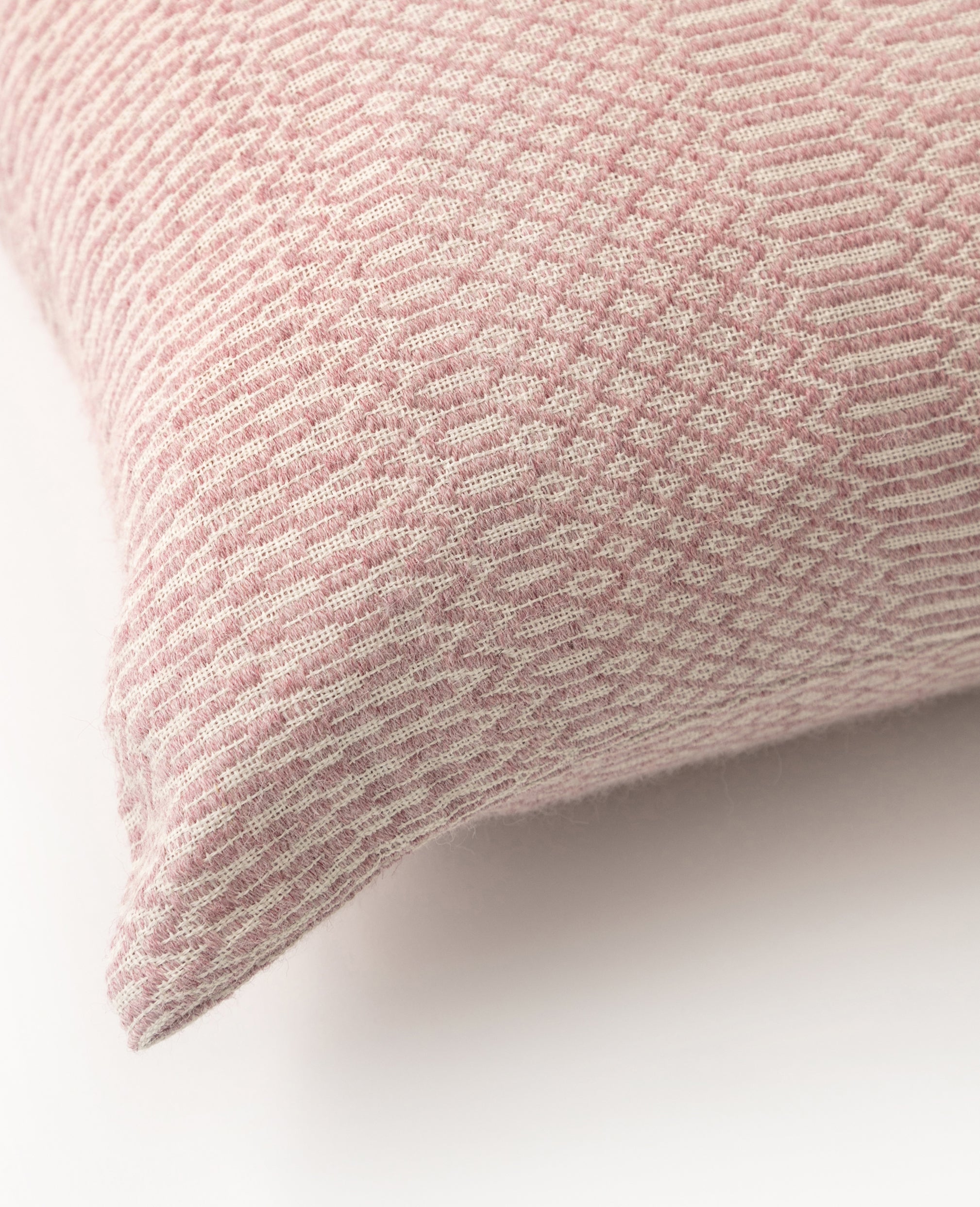 Siana overshot cushion detail