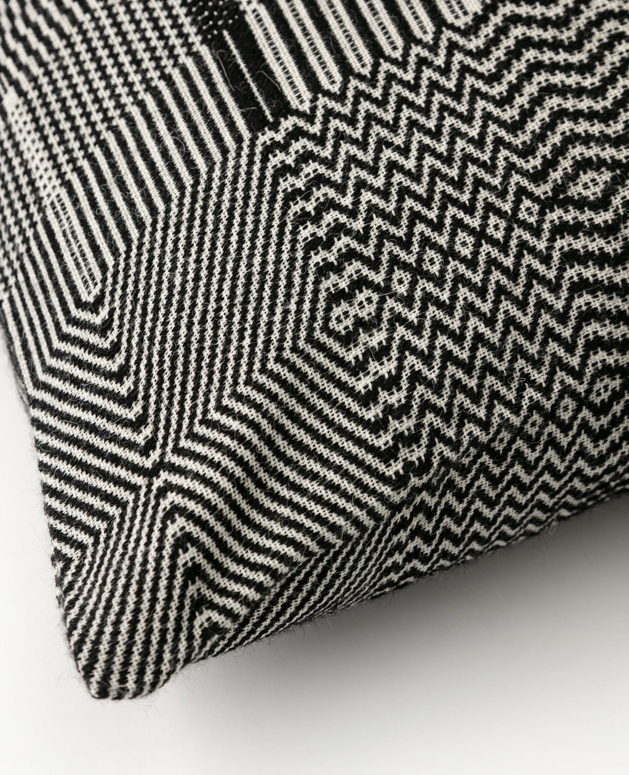 Vaeven Vandre overshot cushion detail